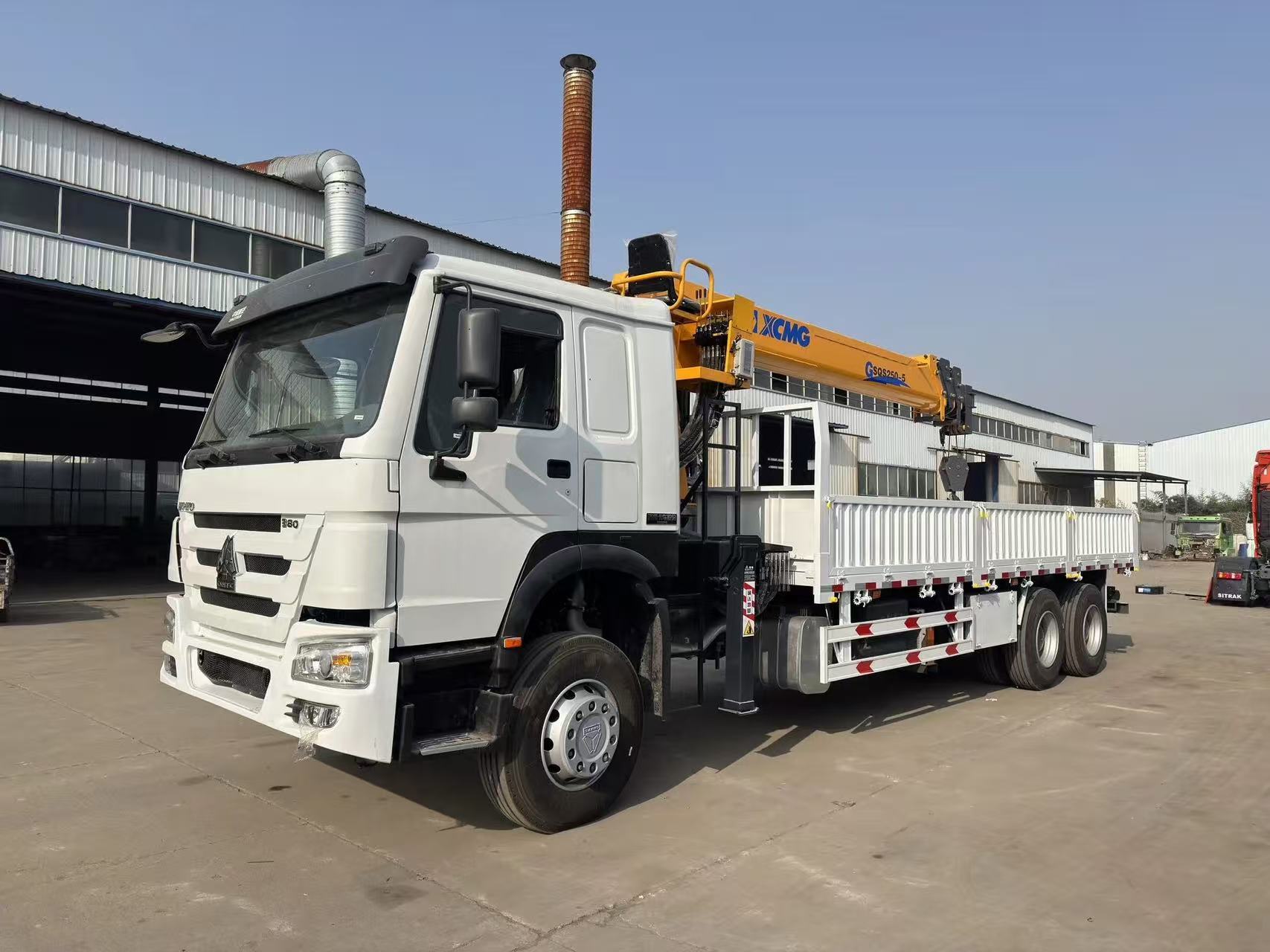 Refurbished HOWO truck with crane