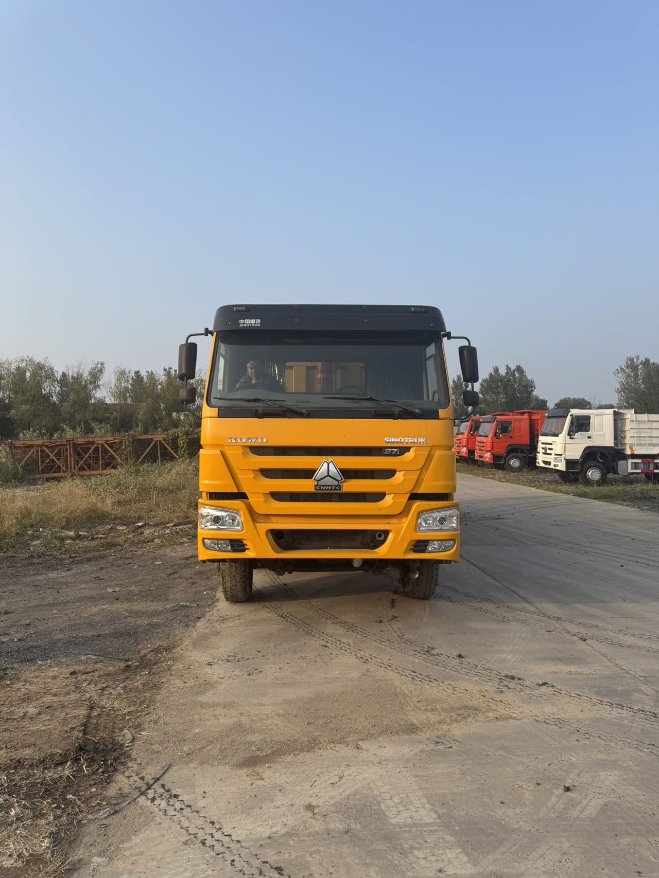 Yellow HOWO 8x4 dump truck, HOWO-D01, photo 1