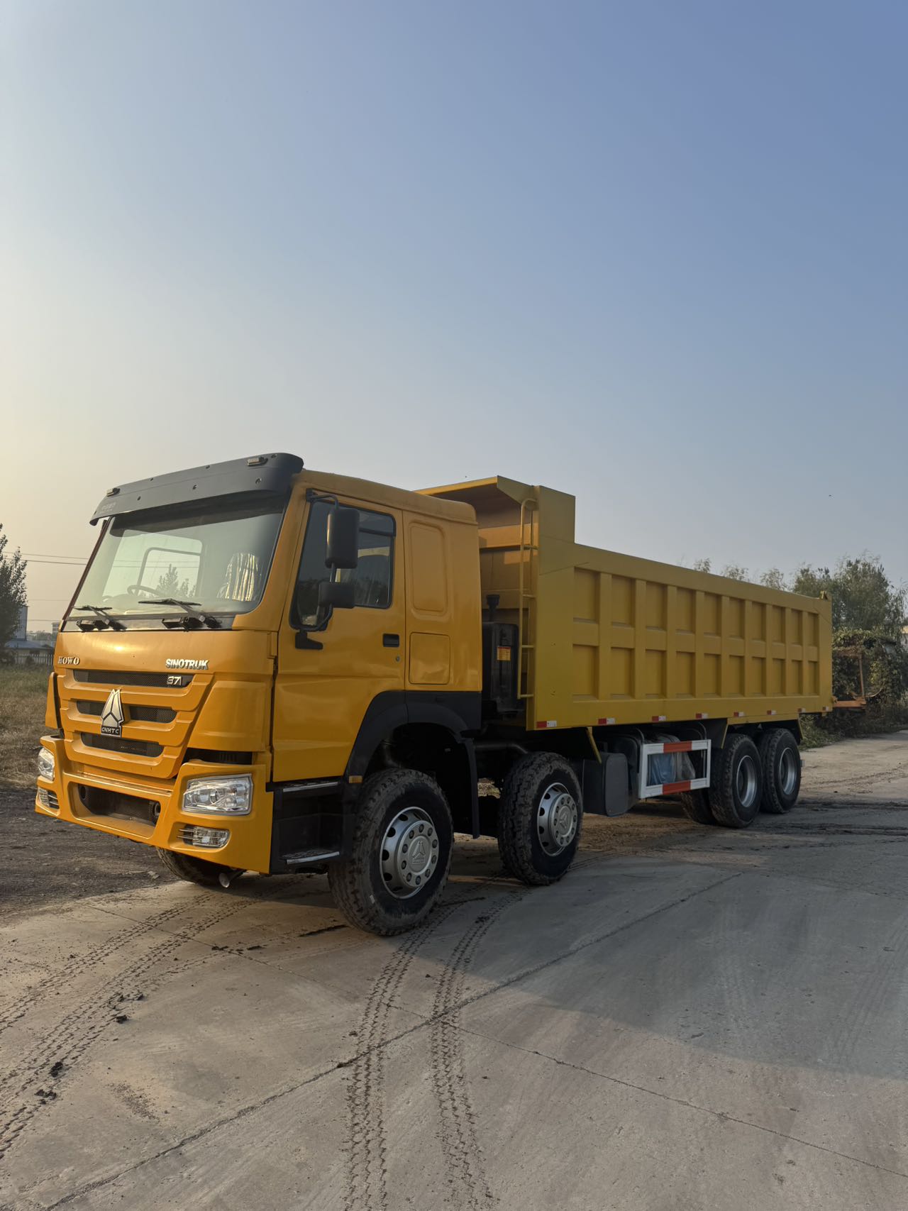 Yellow HOWO 8x4 dump truck, HOWO-D01, photo 2