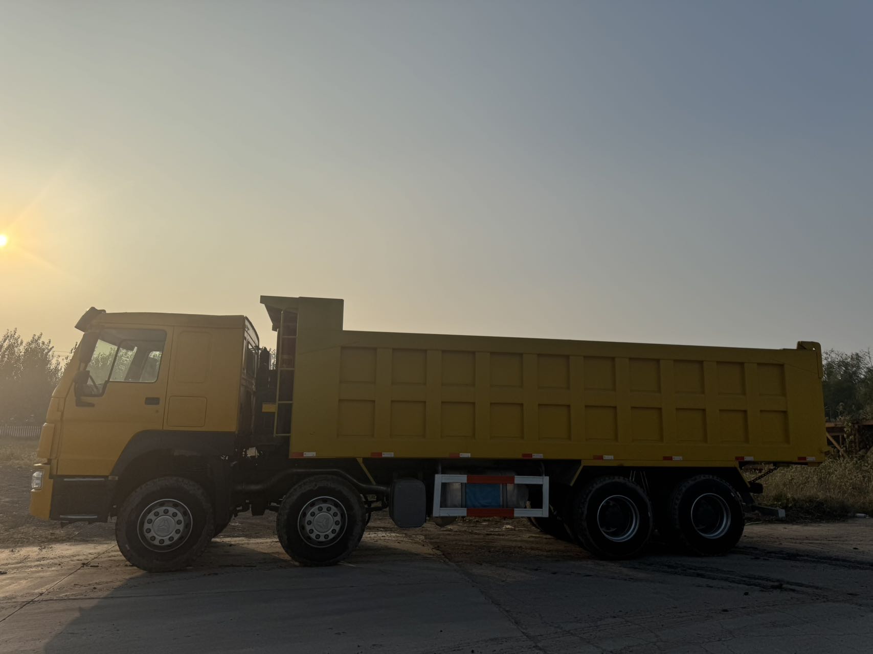 Yellow HOWO 8x4 dump truck, HOWO-D01, photo 3