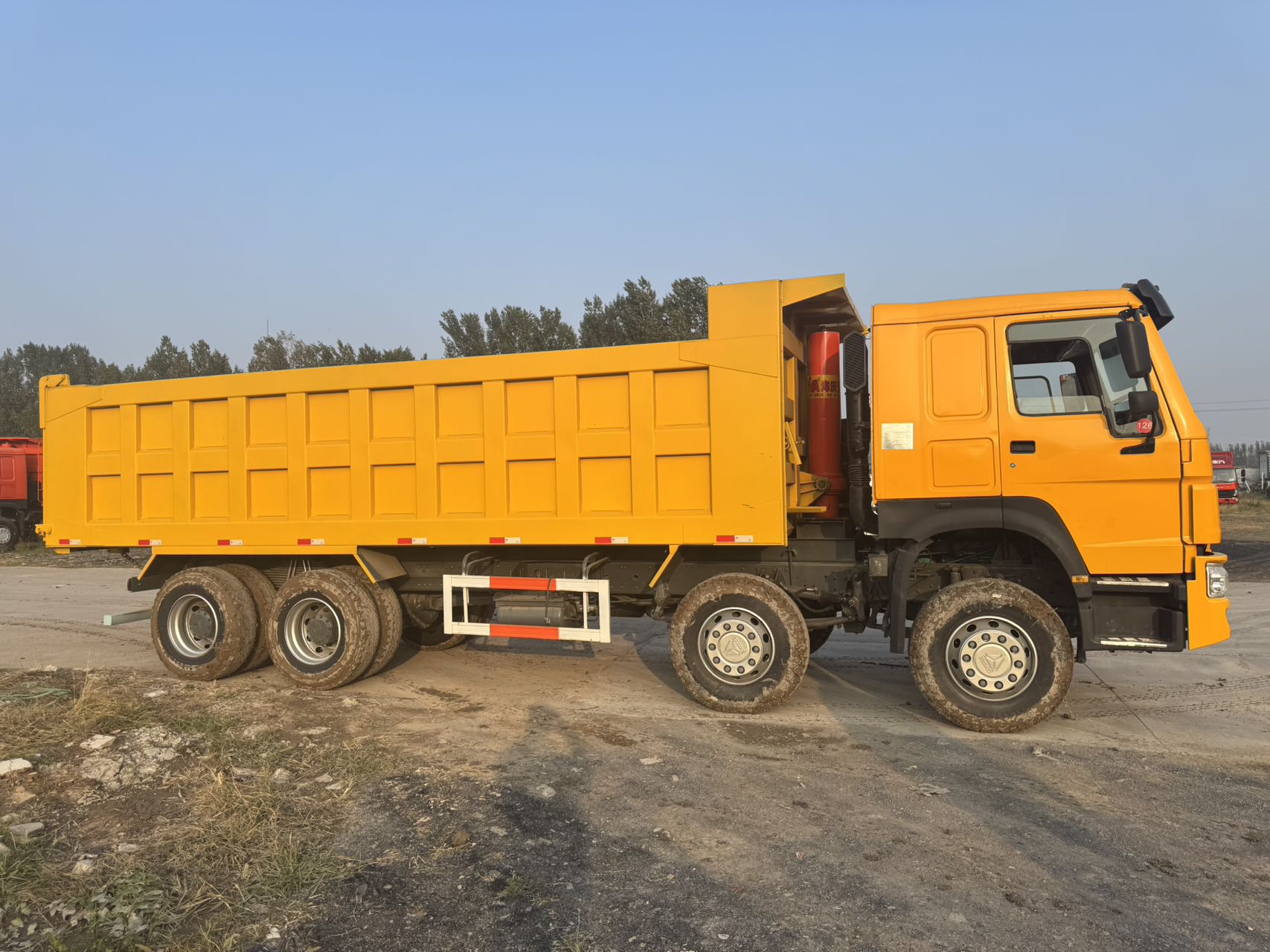 Yellow refurbished HOWO 8x4 dump truck