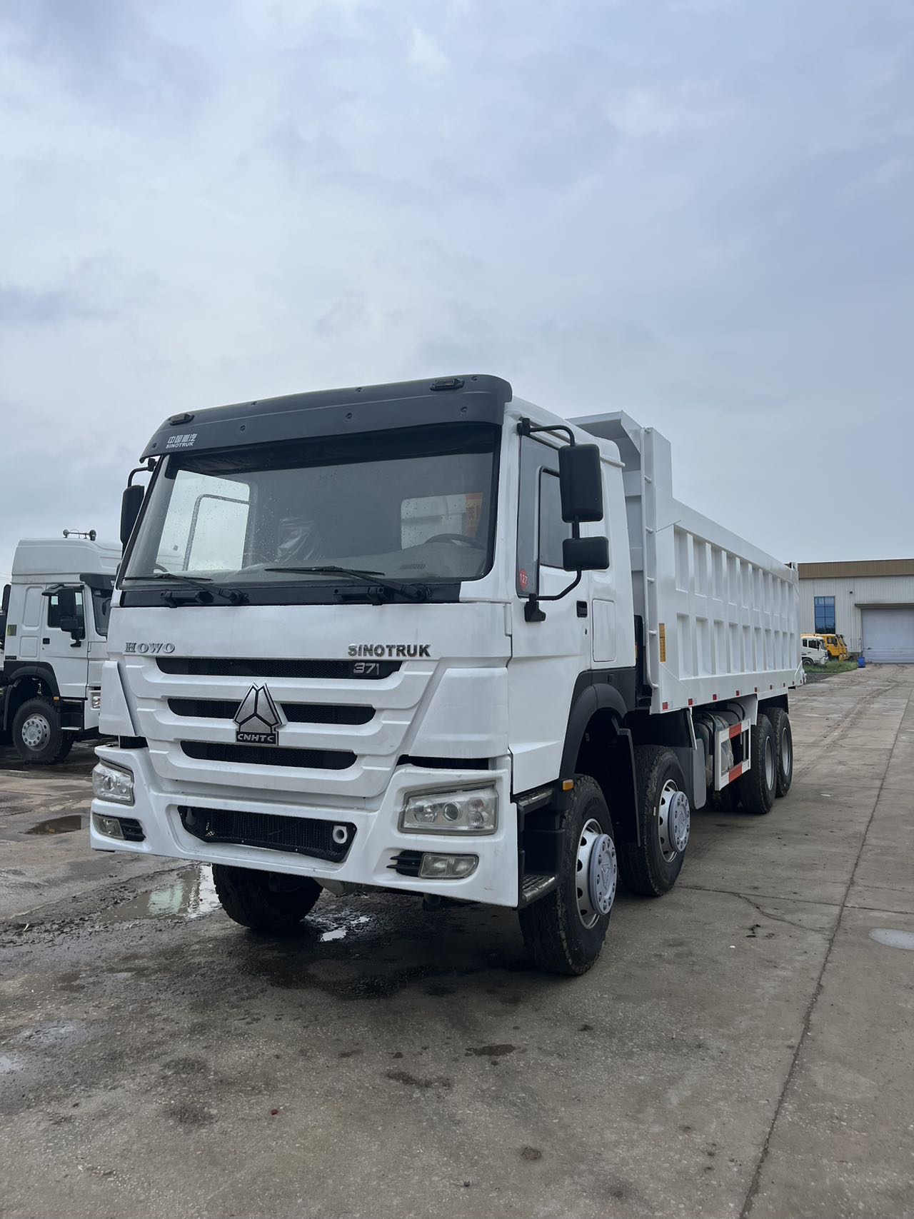 White HOWO 8x4 dump truck, HOWO-D02, photo 2