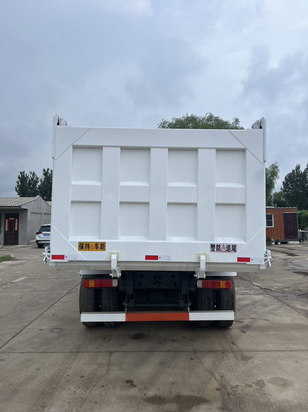 White HOWO 8x4 dump truck, HOWO-D02, photo 4