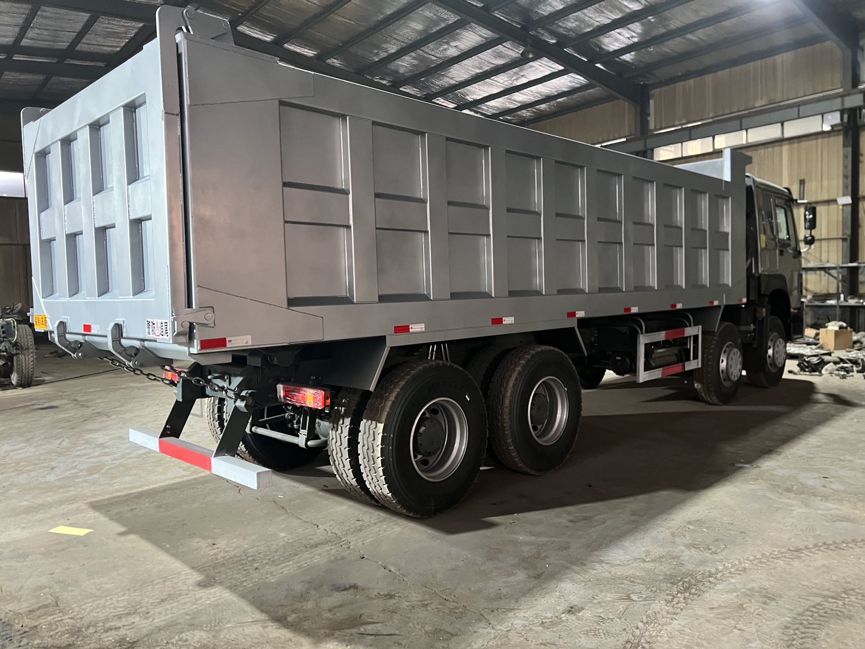 Silver grey HOWO 8x4 dump truck, HOWO-D03, photo 3